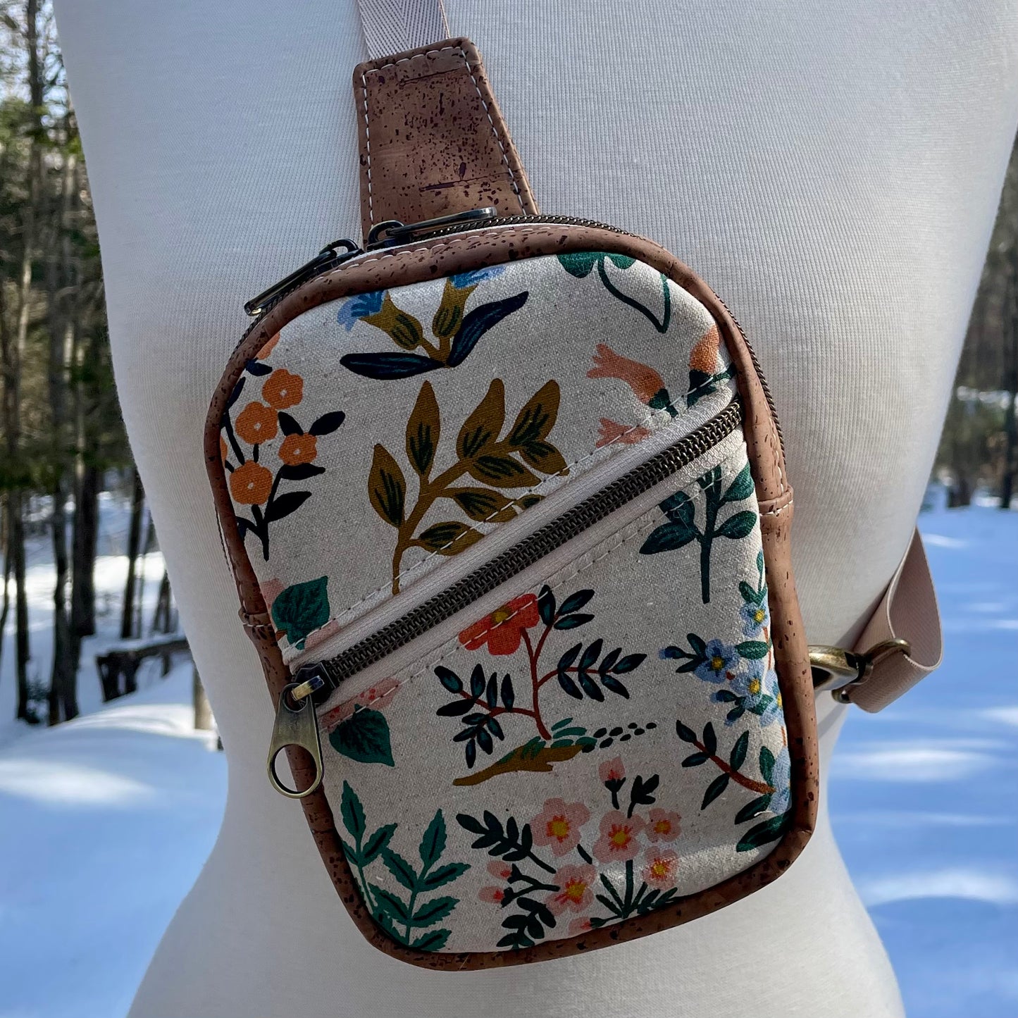 Sac de corps en liège brun pâle au devant en canevas à motif de fleurs colorées