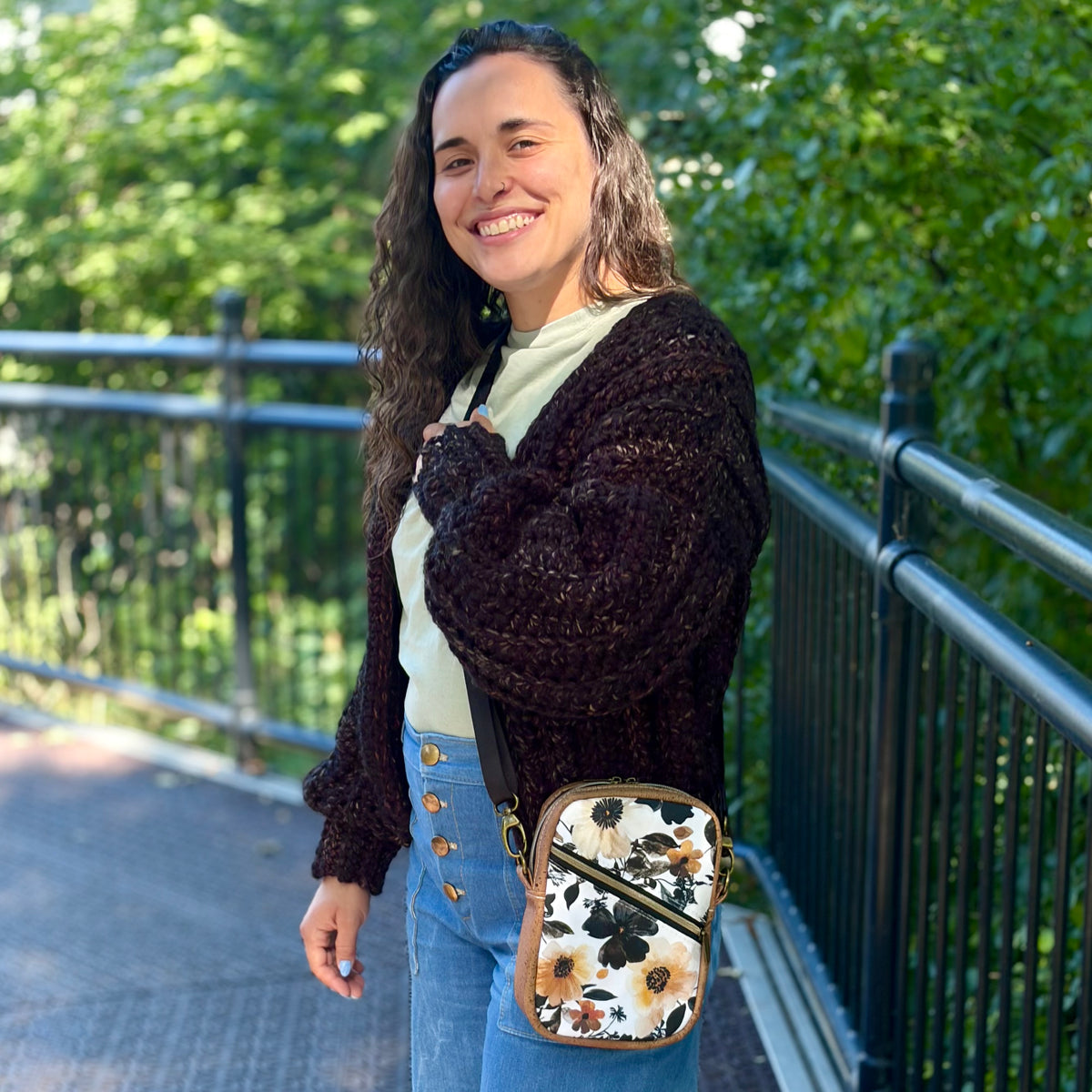 Sac bandoulière en canevas blanc à fleurs, liège brun pâle