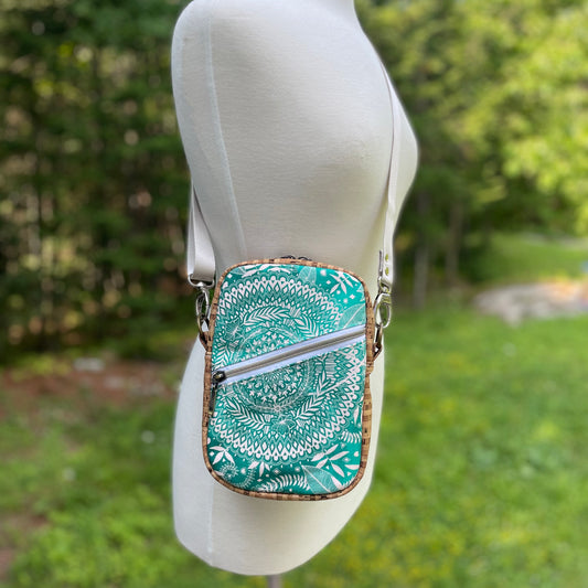 Sac bandoulière en liège naturel au devant en canevas turquoise à motifs de mandalas