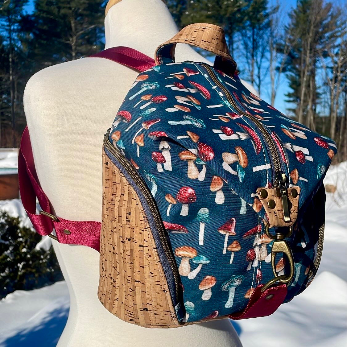 Sac à dos en canevas à motifs champignons et au liège naturel.