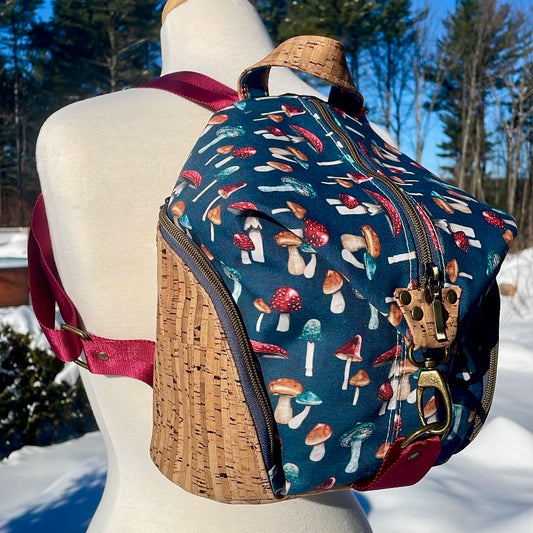 Sac à dos en canevas à motifs champignons et au liège naturel.