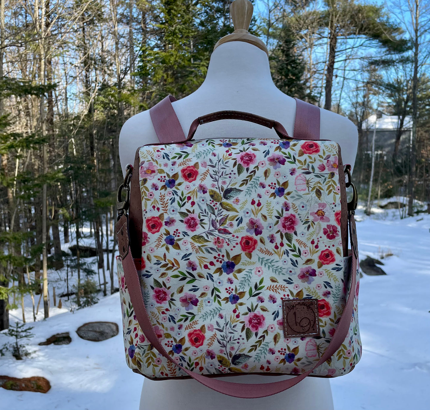 Le Gardien - Sac à dos crème à motif de fleurs de couleurs chaudes, liège brun pâle.