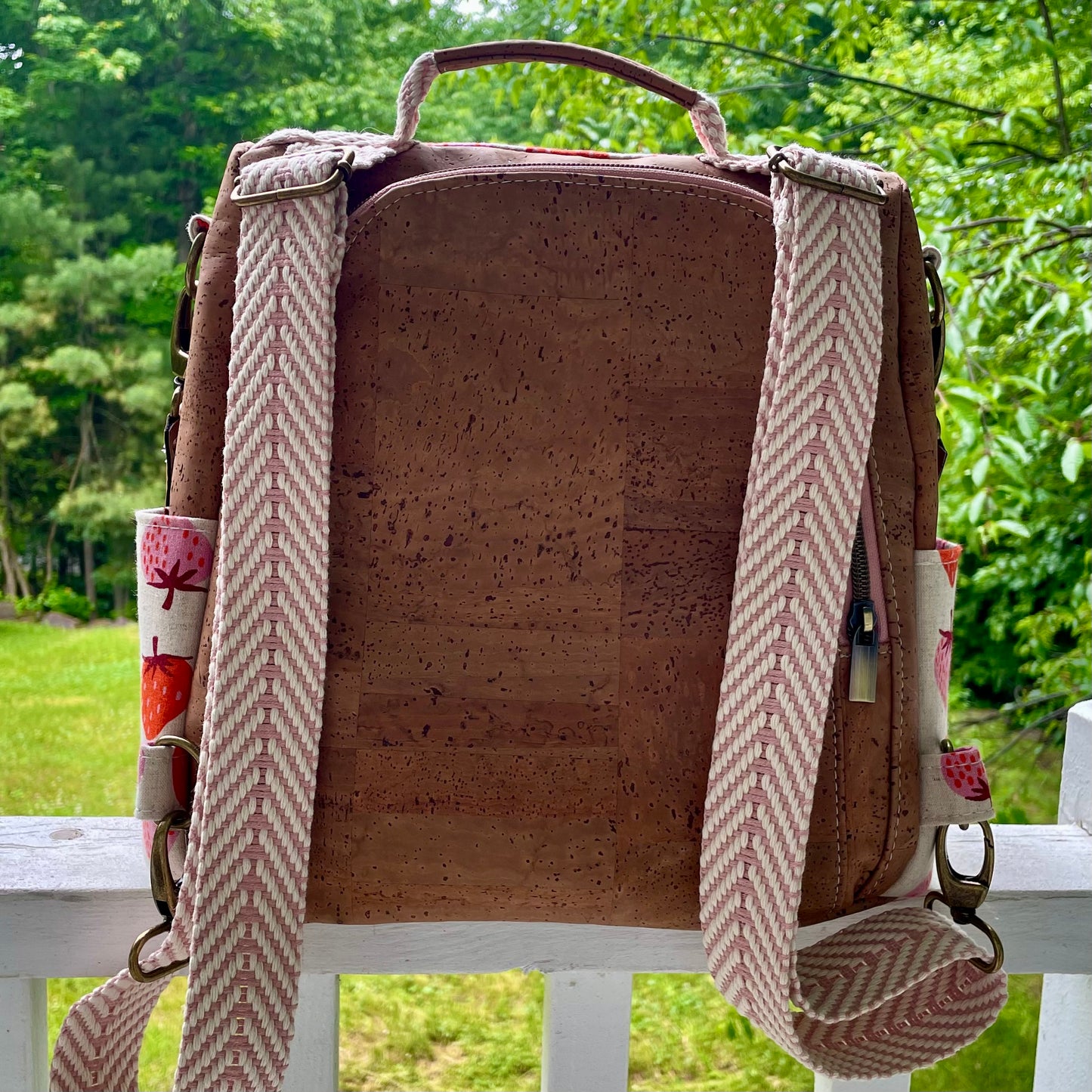 Le Gardien - Sac à dos à motif à motif de fraises, liège brun pâle