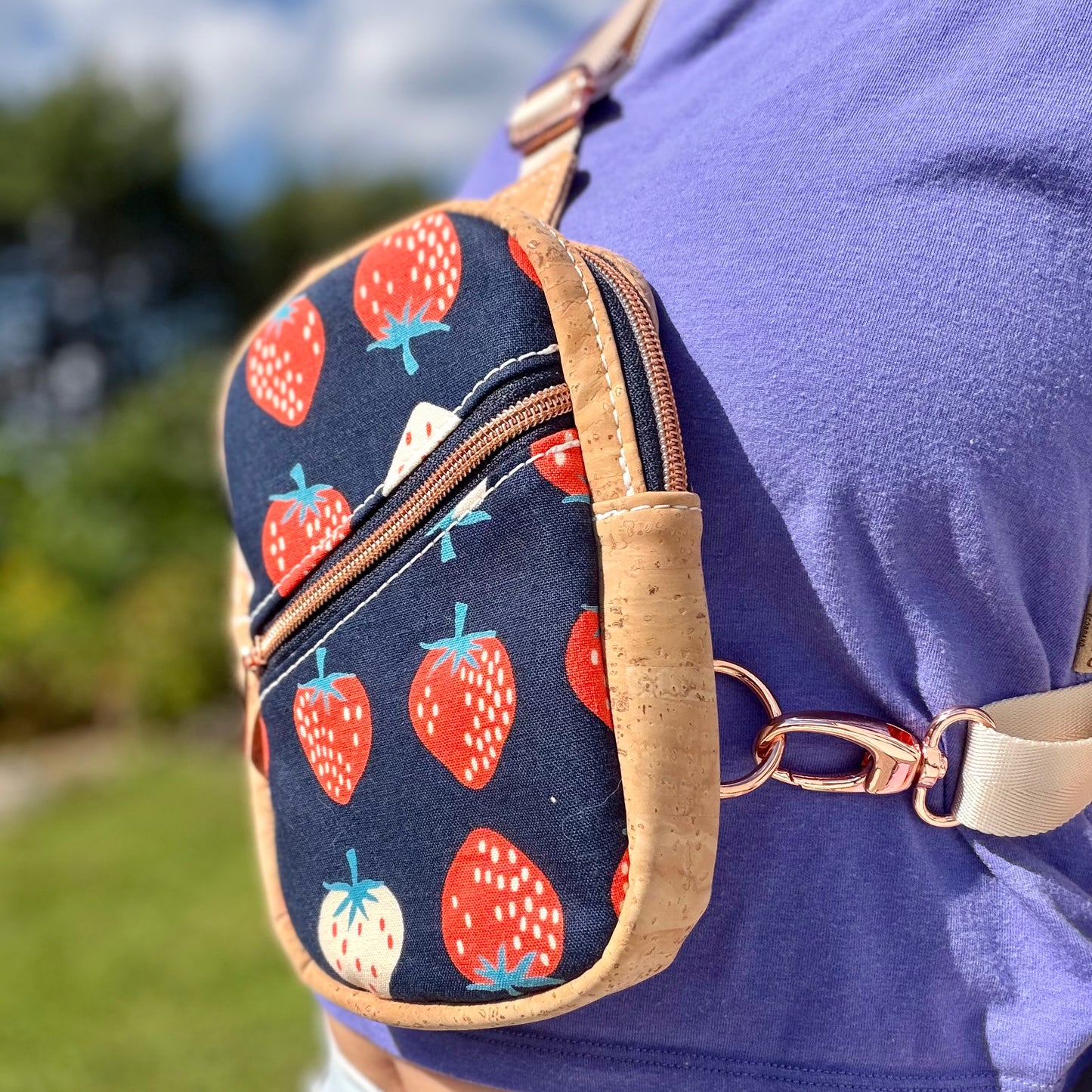 Sac de corps en canevas bleu marin à motif de fraises, liège naturel