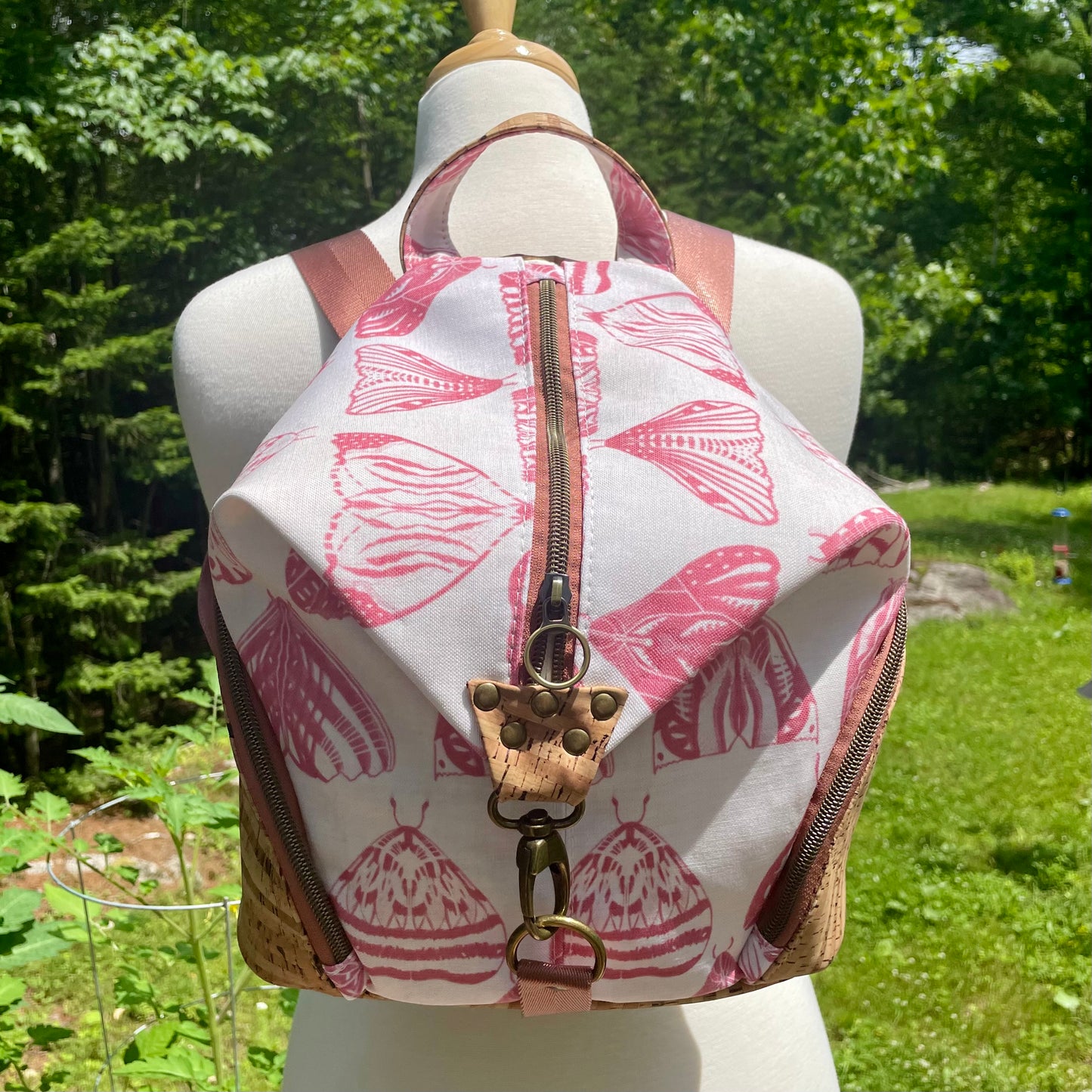 Sac à dos en canvas ivoire à motifs de papillons roses et au liège naturel.