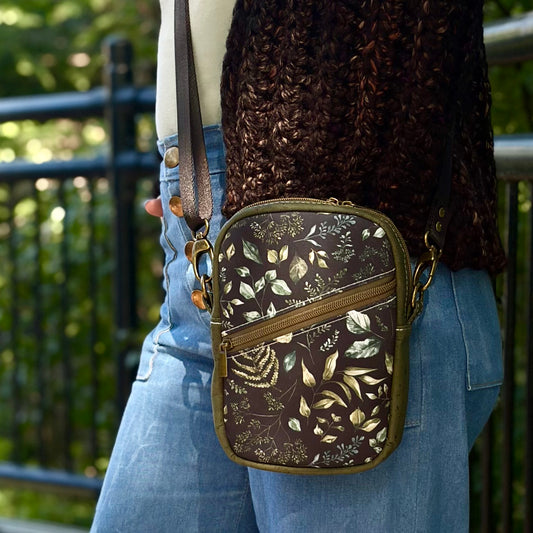 Sac bandoulière en liège vert et canevas noir à motif de feuillage