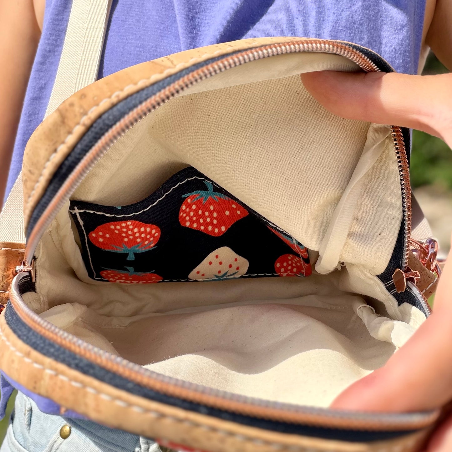 Sac bandoulière en canevas bleu marin à motif de fraises, liège naturel