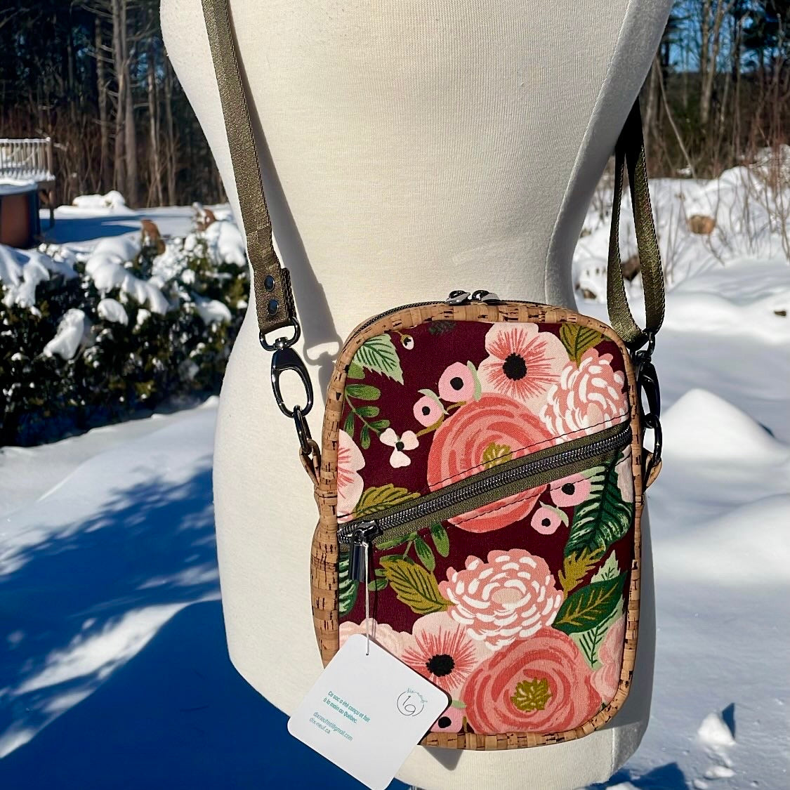 Sac bandoulière en liège naturel et doré au devant en canevas à motif de fleurs.