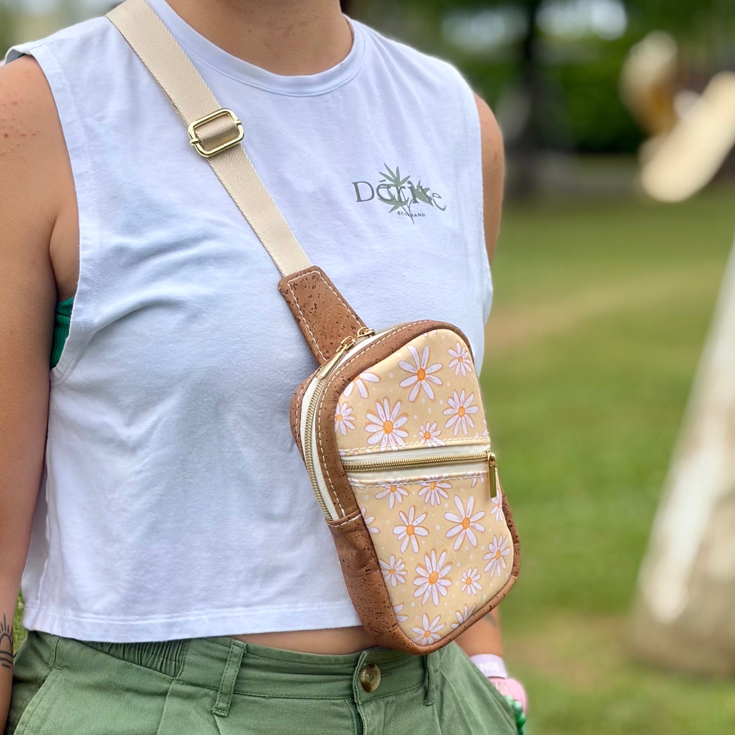 Sac de corps en canevas jaune à motifs de marguerites, liège brun pâle