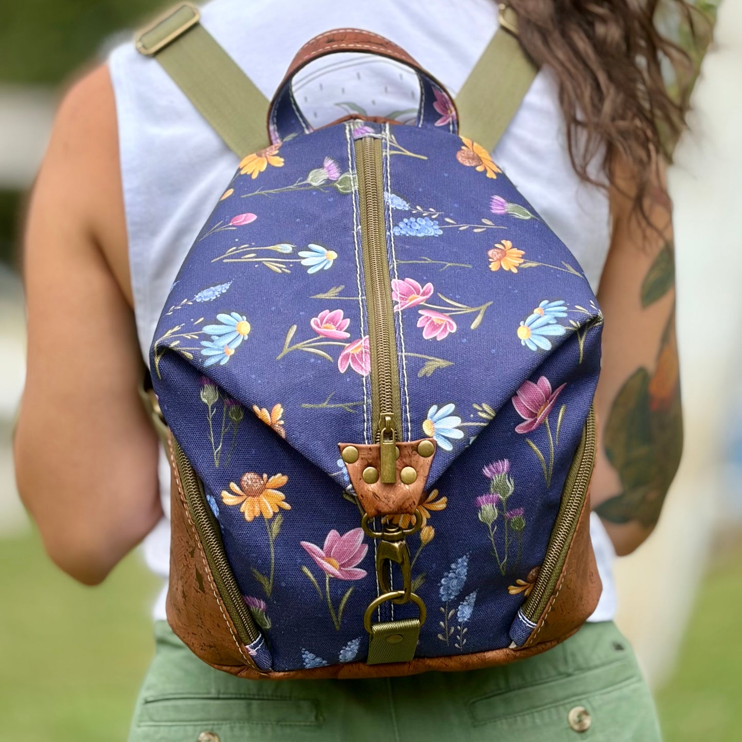 Sac à dos en canevas foncé à motifs de fleurs, liège brun pâle