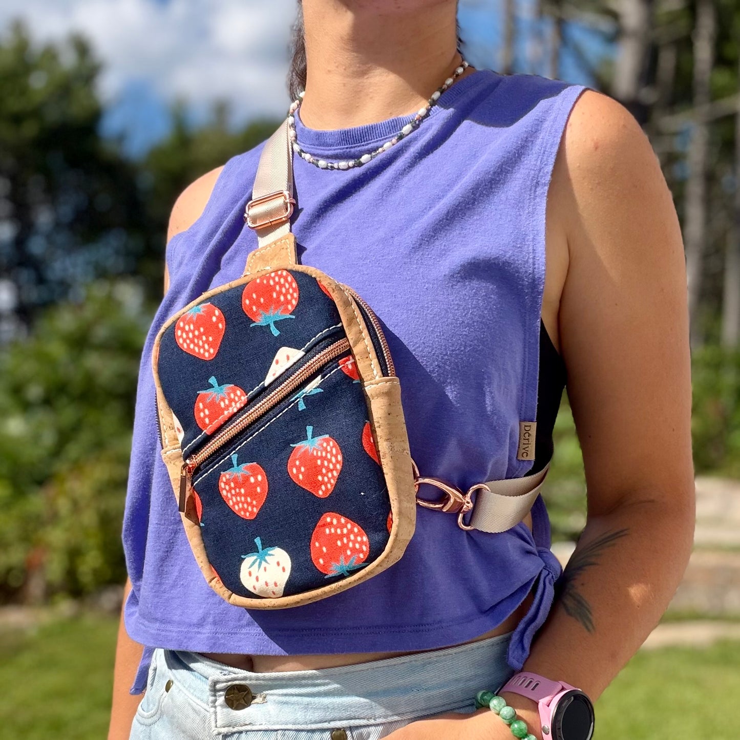 Sac de corps en canevas bleu marin à motif de fraises, liège naturel