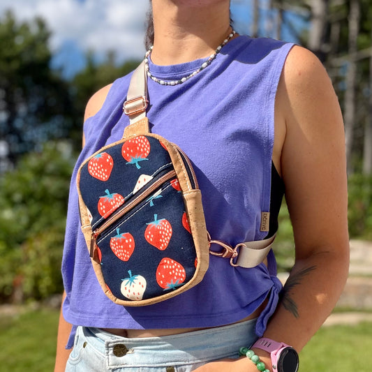 Sac de corps en canevas bleu marin à motif de fraises, liège naturel