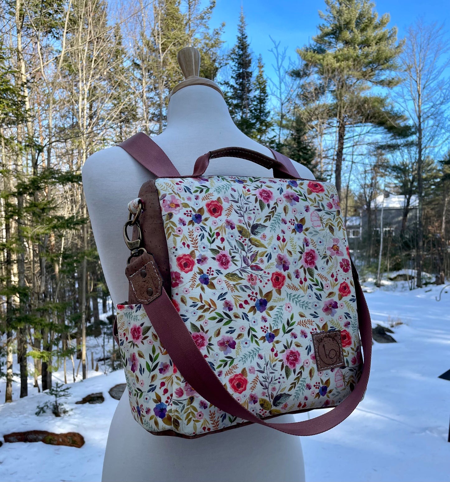 Le Gardien - Sac à dos crème à motif de fleurs de couleurs chaudes, liège brun pâle.