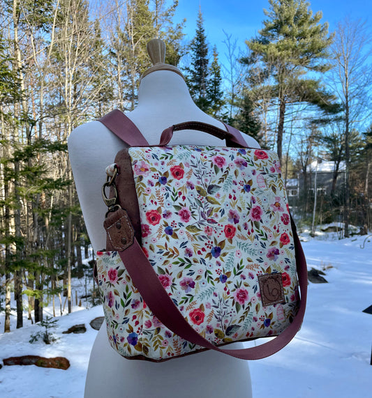 Le Gardien - Sac à dos crème à motif de fleurs de couleurs chaudes, liège brun pâle.