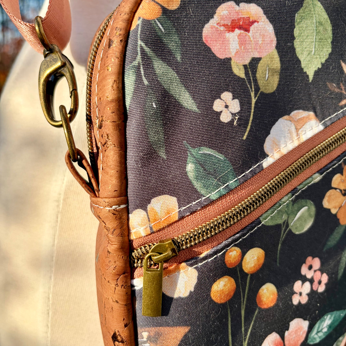 Sac bandoulière en canevas foncé à fleurs, liège brun pâlo