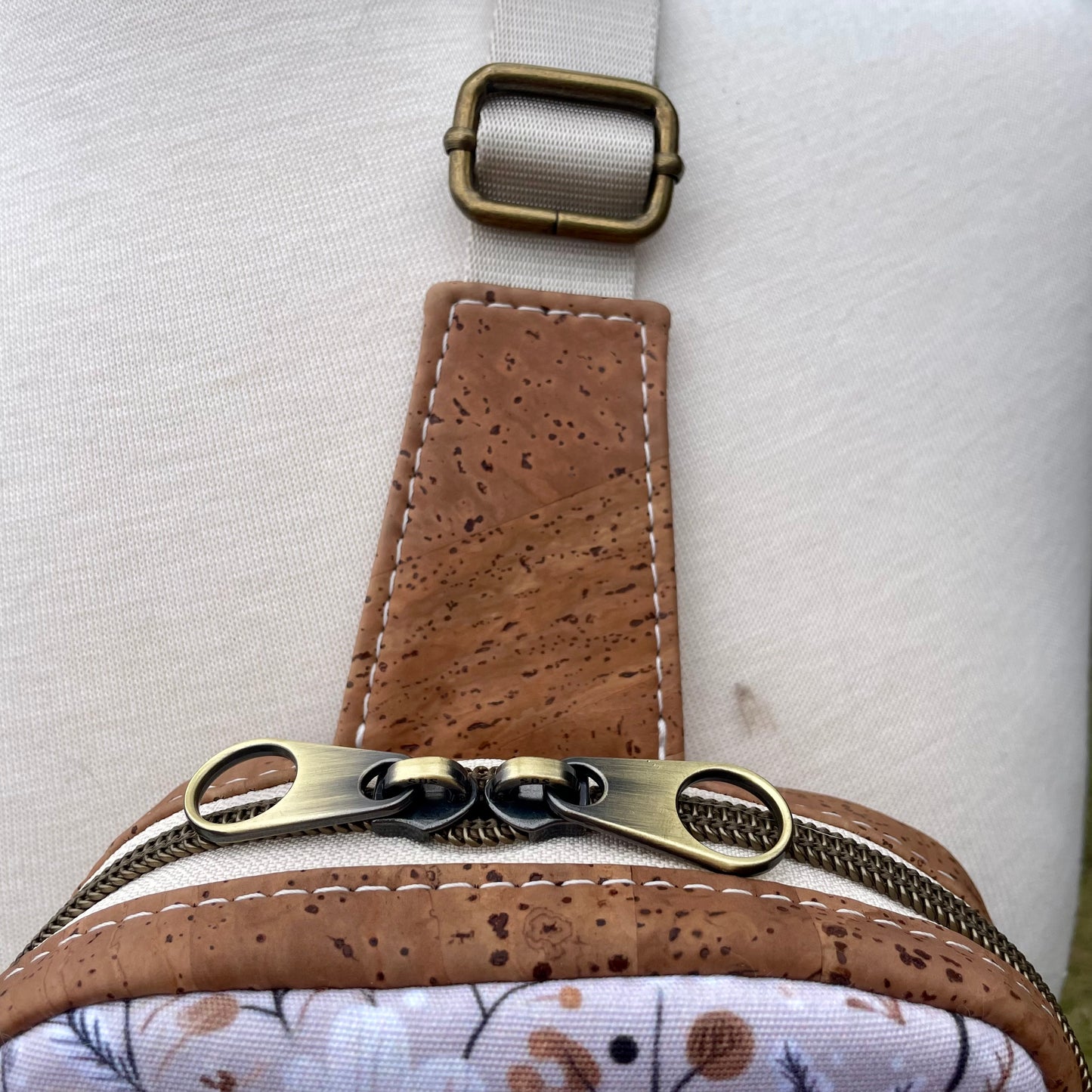 Sac de corps en liège brun pâle au devant en canevas beige à motifs de fleurs