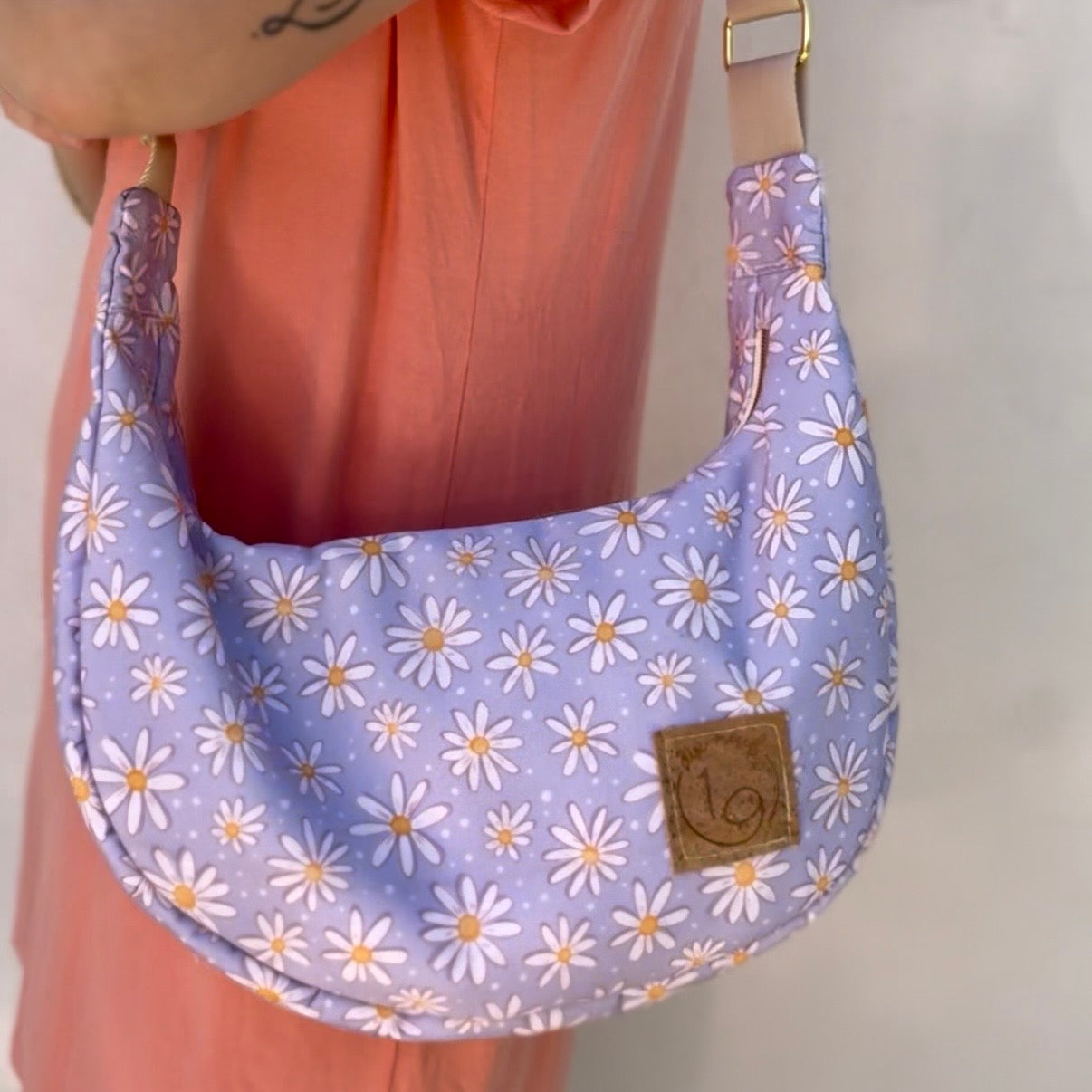 Le Charlevoix - Sac en demi-lune en canevas mauve à motif de fleurs marguerites