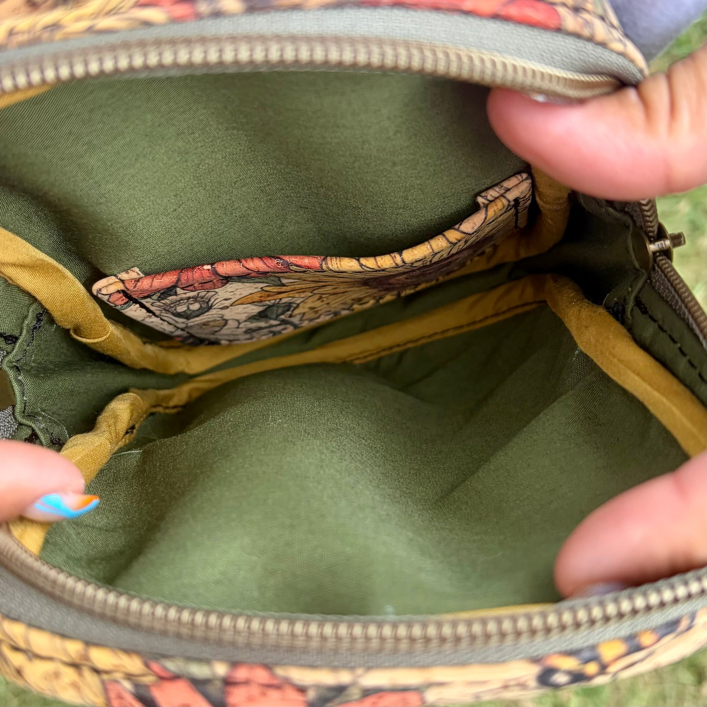Sac de corps en liège naturel à motif de fleurs et d’abeilles