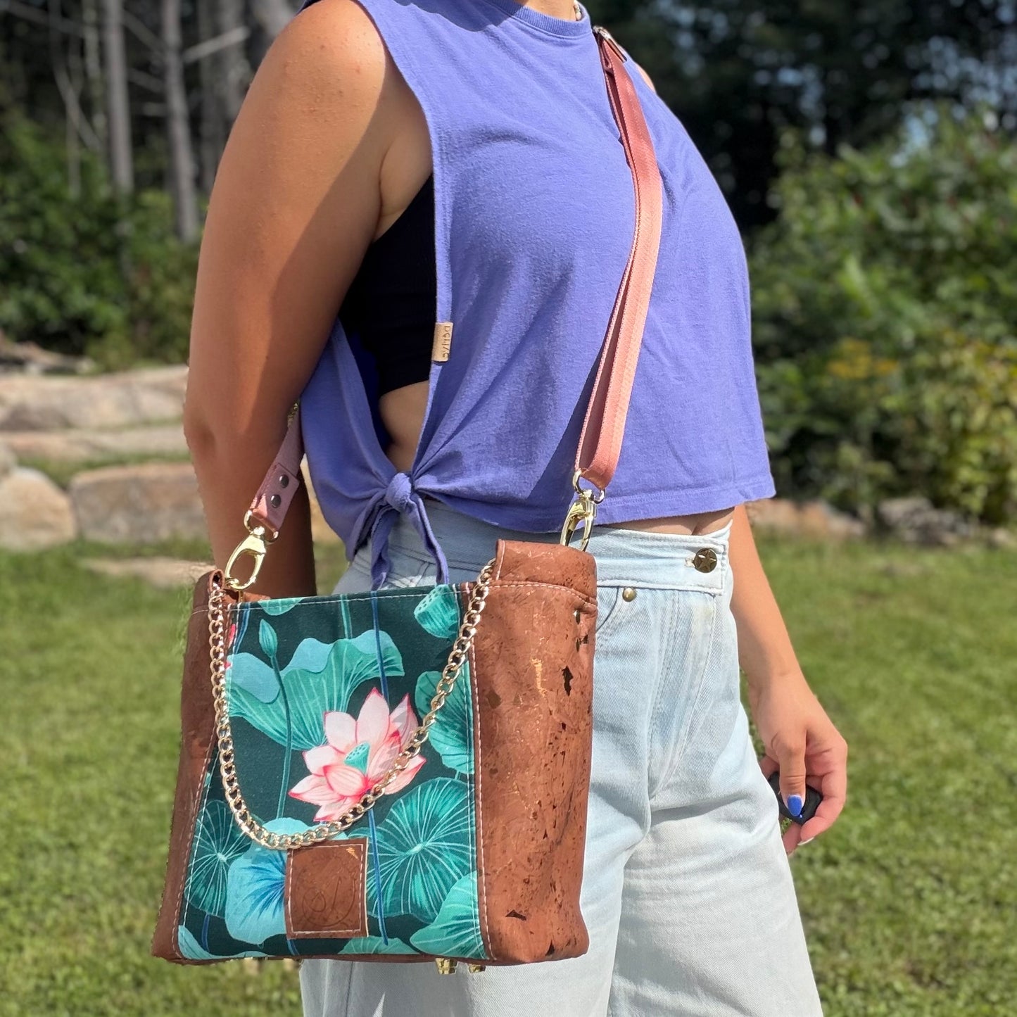 Sac bandoulière en canevas bleu vert à motif de lotus et nénuphar, liège brun