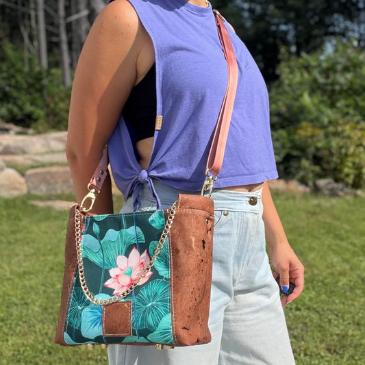 Sac bandoulière en canevas bleu vert à motif de lotus et nénuphar, liège brun