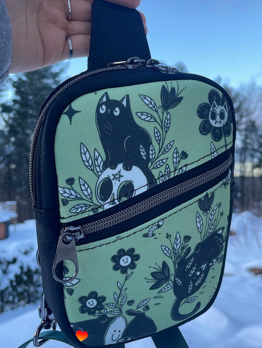 Sac de corps en liège noir au devant en canevas à motifs de chats.