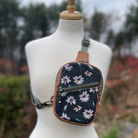 Sac de corps en liège brun pâle au devant en canevas à motif de fleurs.