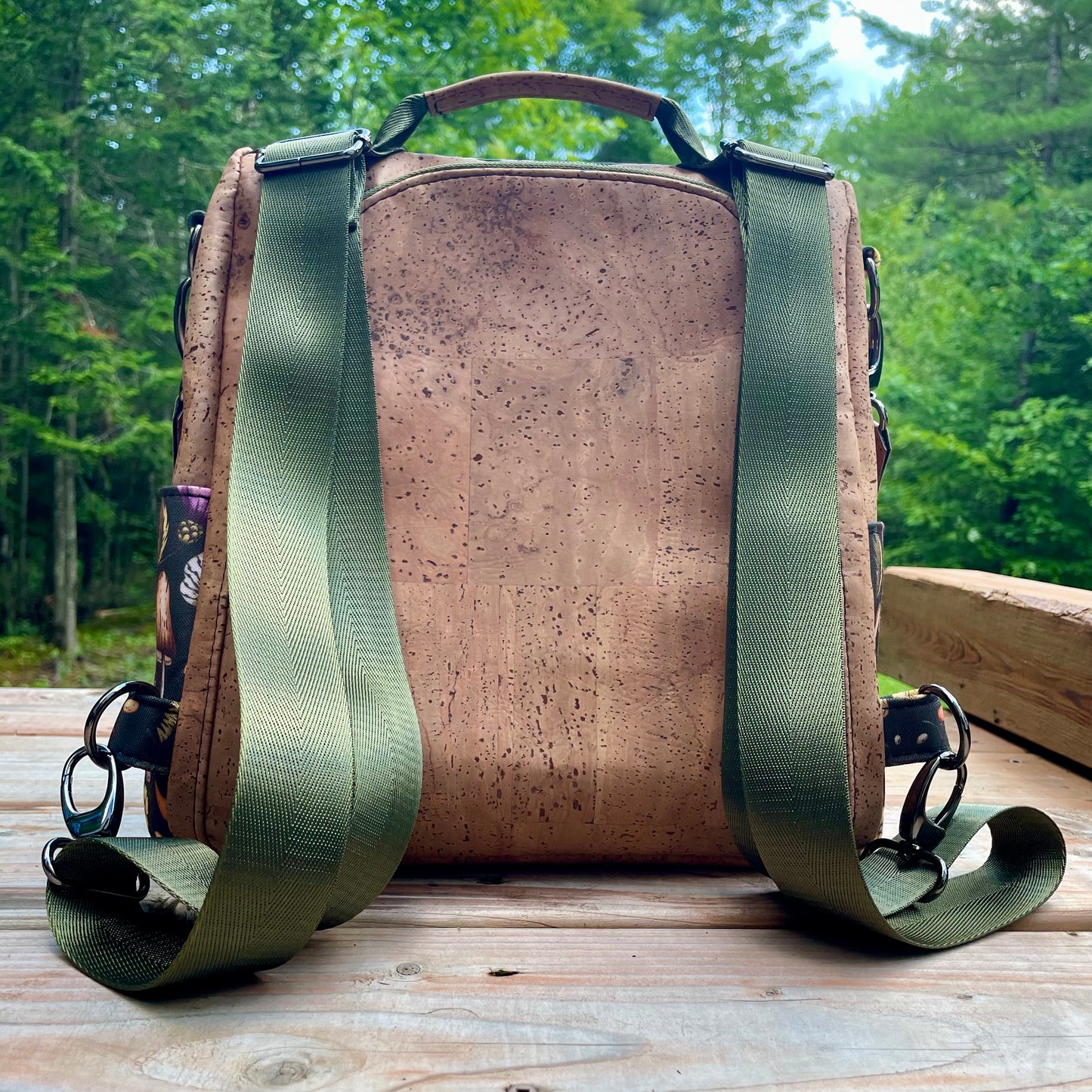 Le Gardien - Sac à dos à motif inspiré de la forêt, de champignons et de lunes, liège brun pâle.