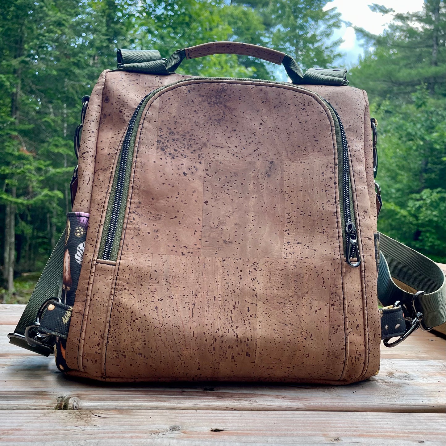 Le Gardien - Sac à dos à motif inspiré de la forêt, de champignons et de lunes, liège brun pâle.