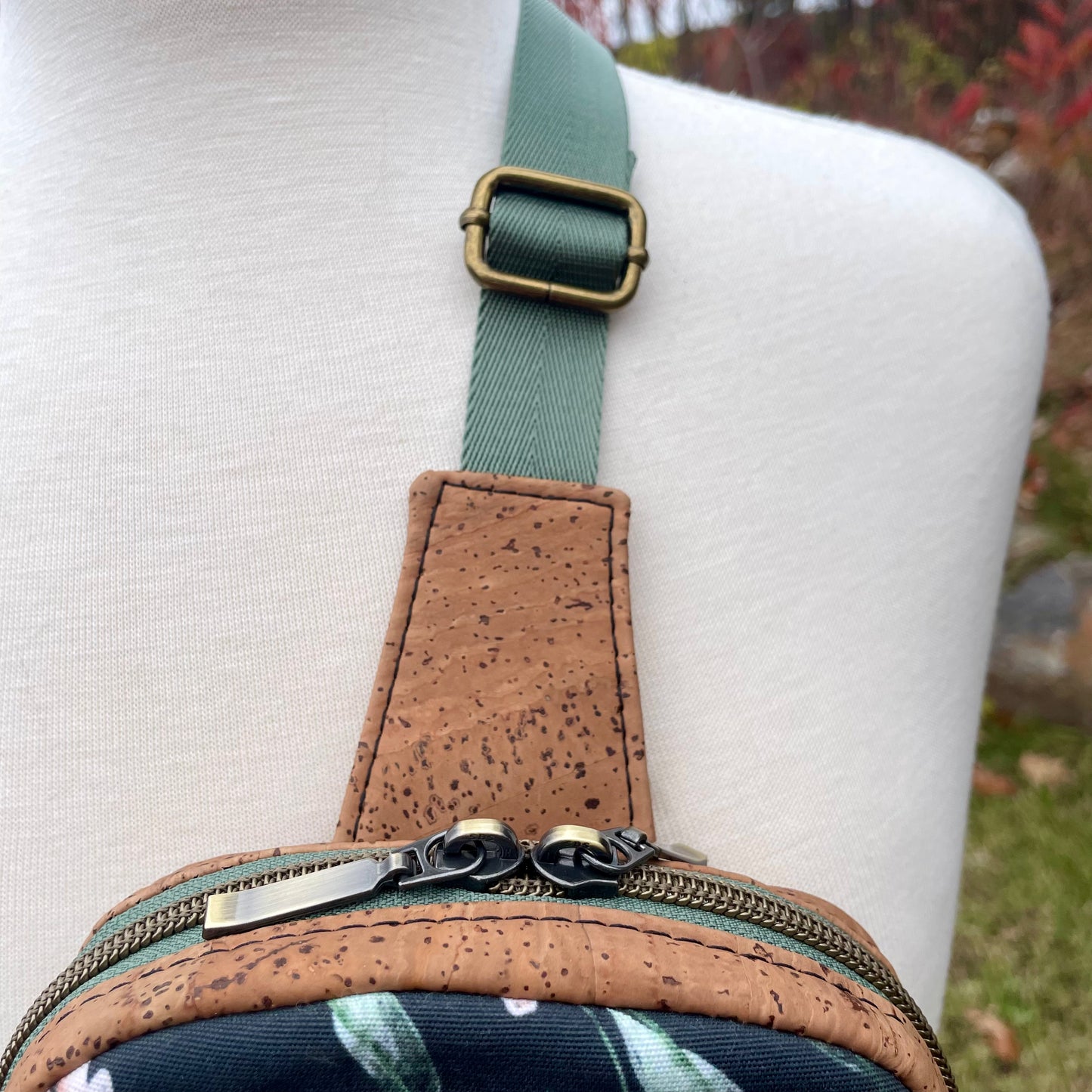 Sac de corps en liège brun pâle au devant en canevas à motif de fleurs.