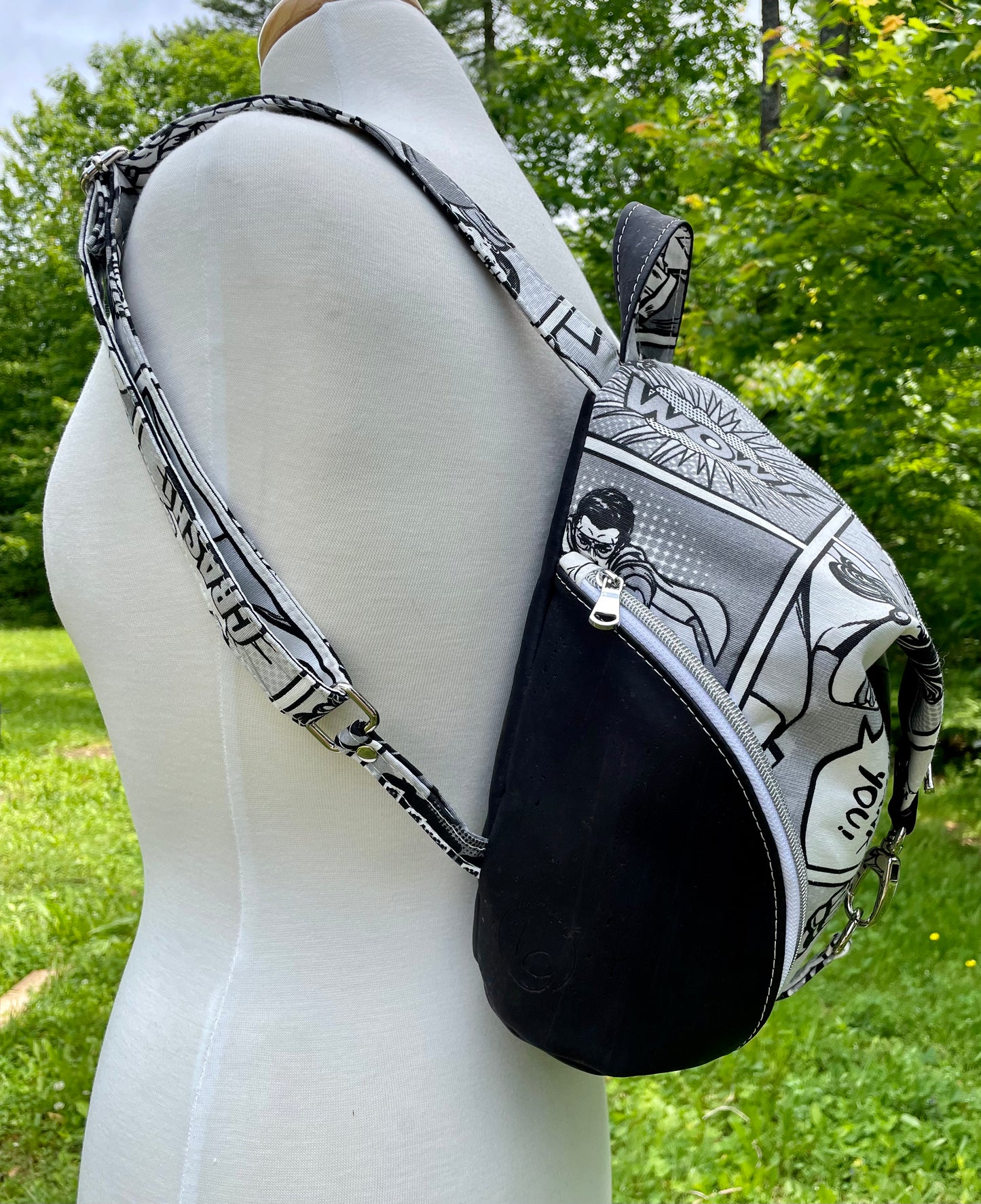 Sacoche en coton à motif de bande dessiné et de super-héros avec liège noir. Sac à dos, Base en cuir de liège, Vegan, écolo